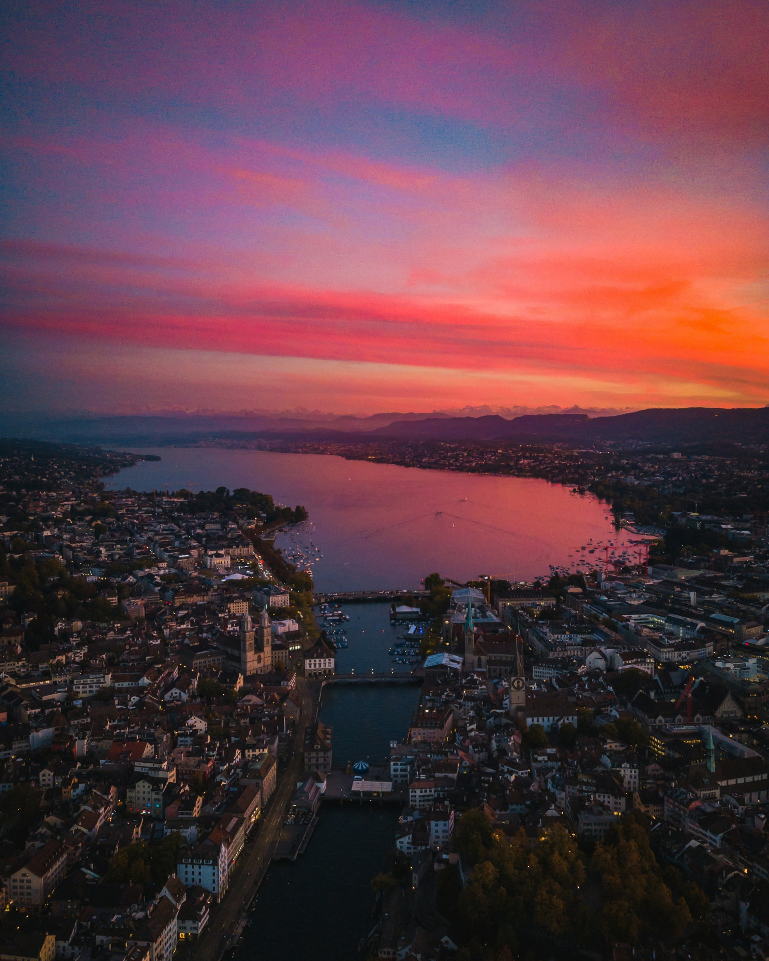 Zürich and Lake Zürich beneath a vivid sunset